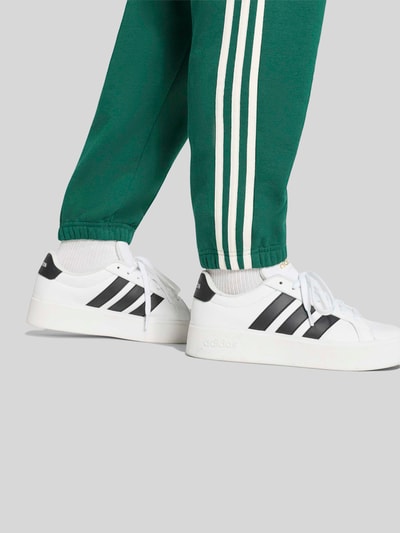 adidas Sportswear Relaxed Fit Sweathose mit Kontraststreifen Gruen 5
