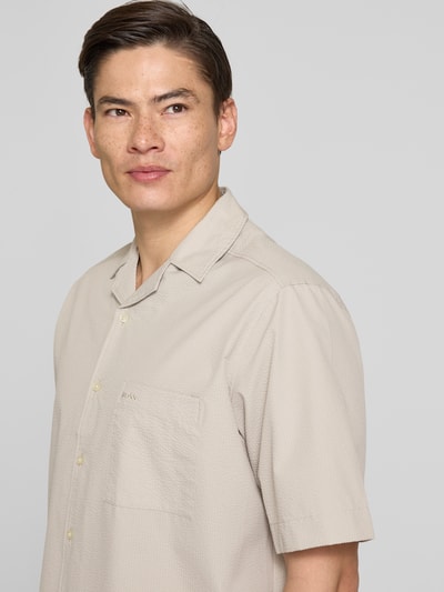 Männermodel trägt Relaxed Fit Freizeithemd mit Seersucker-Verarbeitung Modell 'LAPISY_M' von BOSS Orange, Optik: Unifarben, Nahaufnahme Oberkörper.