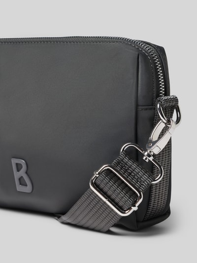 Produktfoto, czarna Crossbody Bag mit Logo-Detail von BOGNER, materiał matowy, detal z logo, odpinany pasek na ramię, Szerokość w rozmiarze 1: 23 cm, Długość w rozmiarze 1: 18 cm, Głębokość w rozmiarze 1: 4 cm, długość paska: 110 cm, Główna przegroda z zamkiem błyskawicznym, przegródka zapinana na zamek błyskawiczny