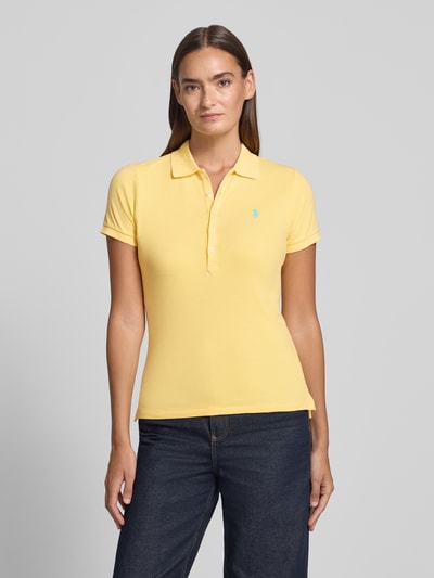 Vrouwenmodel draagt Regular Fit poloshirt uit katoenmix model 'JULIE' van Polo Ralph Lauren, look: effen, lange mouw, logo-applicatie, geribde mouwboord, rompzoom met zijsplitten, piqué materiaalverwerking, voorkant bovenlichaam close-up.