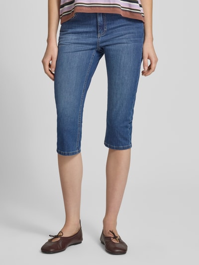 Frauenmodel trägt blaue Caprijeans mit Eingrifftaschen Modell 'Anacapri' von Angels, Baumwoll-Mix, Slim Fit, Nahaufnahme Oberschenkel bis Knie.