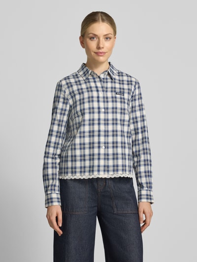 Frauenmodel trägt Regular Fit Hemdbluse aus reiner Baumwolle mit Spitzenbesatz von Oui, kariertes Muster, Knopfleiste, Ganzkörperansicht von vorne.