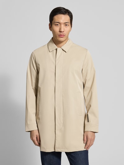 Männermodel trägt Kurzmantel mit Umlegekragen und Label-Detail Modell 'EIDE' von Casual Friday, beżowy, materiał z domieszką stretchu, krój regular fit, kieszenie, widoczna struktura tkaniny, Ganzkörperansicht von vorne. Szerokość w rozmiarze M: 54 cm, długość pleców: 88 cm, szerokość ramion: 46 cm, długość rękawa: 66 cm.