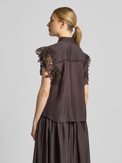 Frauenmodel trägt Regular Fit Bluse mit Spitzenbesatz Modell 'MOLLY' von Copenhagen Muse in Dunkelbraun mit Hemdblusenkragen, Material-Mix, Rückenansicht, Ganzkörperansicht Rückansicht.