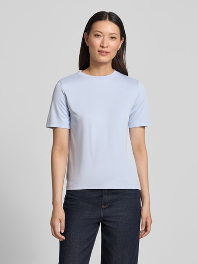 Kobiece modelka nosi damski t-shirt Regular Fit T-Shirts aus Modal-Mix od Tom Tailor Denim w jasnoniebieskim kolorze, gładka faktura, prosta forma, widok całej sylwetki z przodu.