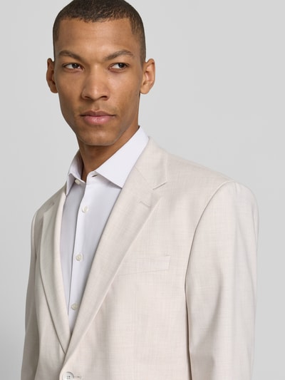 Mężczyznamodel nosi Slim Fit Anzugsakko mit Pattentaschen Modell 'AIDAN3' od Strellson, melanżowy, krój slim fit, z rozcięciem z tyłu, klapami z guzikami, dwiema kieszeniami z patką, kieszenią na piersi, długi rękaw, elegancka tekstura, jasny odcień, widok z przodu, zbliżenie na górną część ciała.
