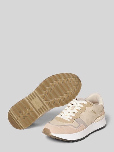 Produktfoto, Sneaker mit Logo-Applikation Modell 'Vinsa' von Guess in Beige mit abgerundeter Passform, Schnürverschluss, profilierter Sohle, Absatzhöhe 4 cm, Schafthöhe 9 cm, Schaftweite 8 cm.