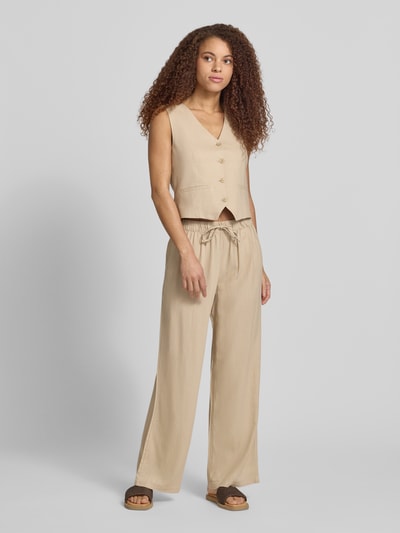 Frauenmodel trägt Regular Fit Leinenweste mit Bindeband Modell 'GOA' von Only in Beige, V-Ausschnitt, glatte Textur, Ganzkörperansicht von vorne.
