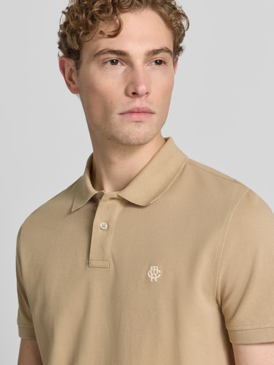Männermodel trägt Regular Fit Poloshirt mit Label-Stitching von MCNEAL aus Reine Baumwolle in Beige, Nahaufnahme Oberkörper.