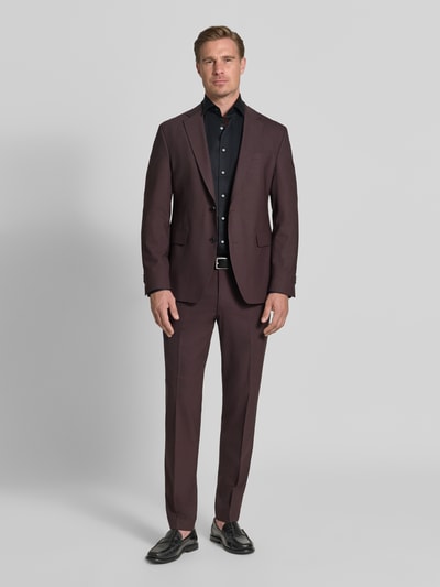 Männermodel trägt Modern Fit Businesshemd aus reiner Baumwolle Modell 'Global Kent' von OLYMP in Schwarz, Ganzkörperansicht von vorne. Herren Businesshemd von OLYMP.