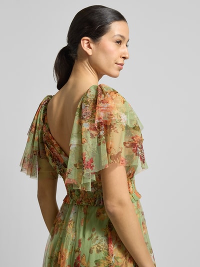 Frauenmodel trägt Abendkleid aus Tüll mit V-Ausschnitt von Lace & Beads, grünes Maxikleid mit floralem Muster, taillierter Schnitt, Nahaufnahme Rückansicht, Kontext: Damen Abendkleid, Tüll, Maxikleid, Taillenband, Rückenlänge 120 cm, Brustweite 132 cm, Größe S.