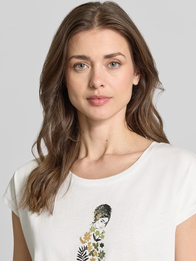 Frauenmodel trägt Regular Fit T-Shirt aus Viskose-Mix von Christian Berg Woman, weiß, Motiv-Print, Rundhalsausschnitt, Nahaufnahme Oberkörper.