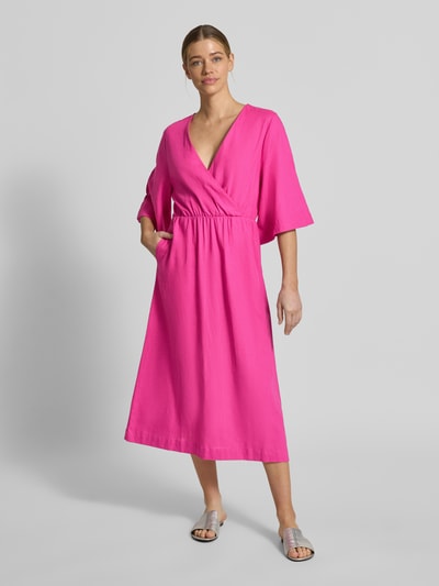 Frauenmodel trägt Midikleid aus Leinen-Mix mit Kimonoärmeln Modell 'Laura' von GUIDO MARIA KRETSCHMER WOMAN, knallpink, taillierter Schnitt, V-Ausschnitt, Wickel-Optik, Ganzkörperansicht von vorne.