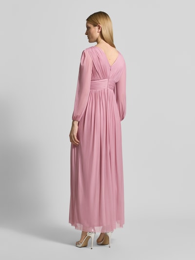 Vrouwenmodel draagt Regular Fit avondjurk in plooien-look van Lipsy, roze, elastische materiaalmix, met lange mouwen, getailleerde pasvorm, onderrok, ruglengte maat 36: 135 cm, borstwijdte 45 cm, mouwlengte 62 cm, ondoorzichtig, volledige rugaanzicht.