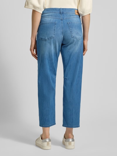 Frauenmodel trägt Jeans mit Eingrifftaschen Modell 'Evy' von Angels, blauer Baumwoll-Mix mit Stretch, Regular Fit, Ganzkörperansicht Rückansicht.