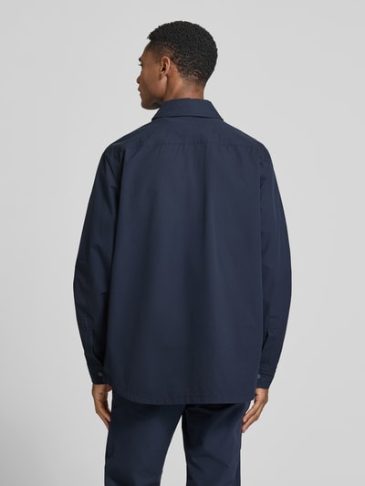 Männermodel trägt Regular Fit Hemdjacke mit Seersucker-Verarbeitung von BOSS Orange, Optik: Unifarben, Rückenpasse, Ganzkörperansicht Rückansicht.