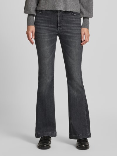 Vrouwenmodel draagt Bootcut Fit Jeans aus Baumwoll-Mix Modell 'FRENDA' van Marc Cain, dames slim fit jeans, frontale volledige lichaamsweergave.