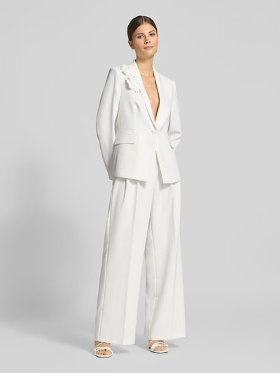 Frauenmodel trägt Regular Fit Blazer mit floralen Applikationen von Christian Berg Woman Selection in Weiß, Reverskragen, Ganzkörperansicht von vorne.