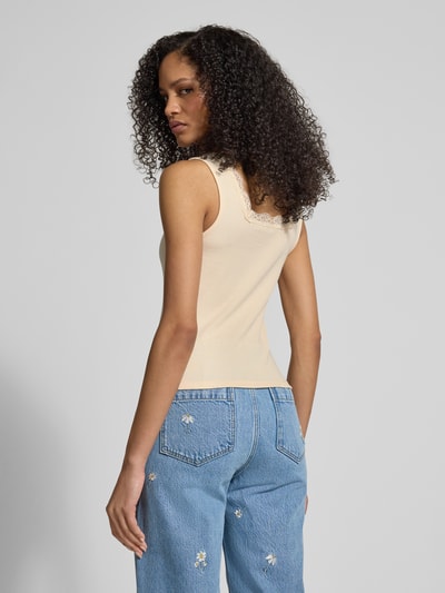 Vrouwenmodel draagt Regular Fit Top met Spitzenbesatz van Jake*s Casual in lichtbeige, aansluitende pasvorm, mouwloos, ruglengte 37 cm, geheellichaamsaanzicht achterkant.