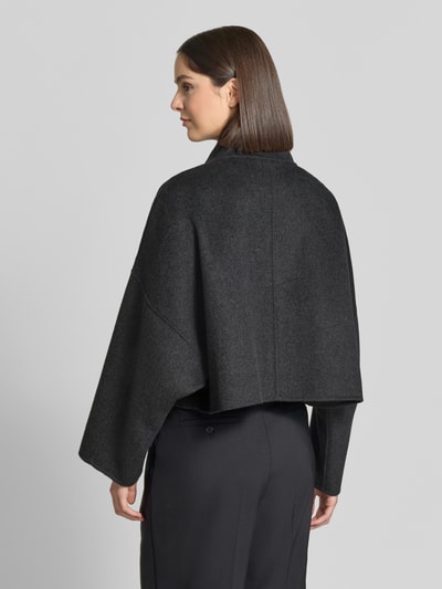 Frauenmodel trägt Jacke aus Woll-Mix mit Reißverschluss Modell 'ELSTOW' von DRYKORN in Dunkelgrau, boxy Fit, Rückenansicht, KI-modifiziertes Bild.