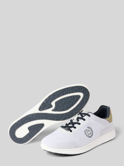 Produktfoto, Sneakersy z zaokrąglonym czubkiem, wiązanie, model 'Victory', logo, wysokość obcasa: 3 cm, wysokość cholewki: 8 cm, szerokość w rozmiarze 44: 10 cm, Sneakersy z logo model 'Victory' od bugatti, biała cholewka, tekstura siateczkowa, podeszwa szara z białym motywem