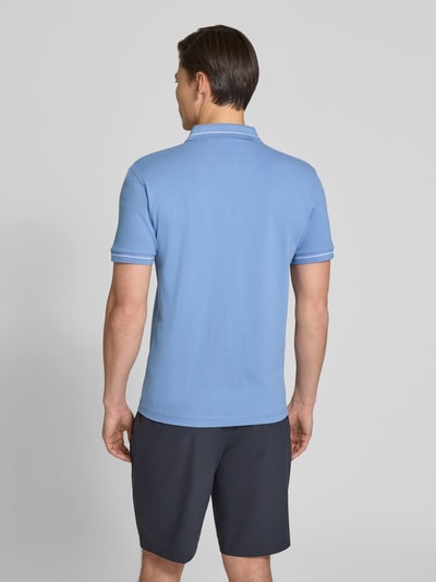 Mężczyzna model nosi Regular Fit Poloshirt aus Baumwoll-Mix Modell 'PL_Member' od BOSS Green, piqué, niebieski, gładki materiał, krótki rękaw, kontrastowe paski, krój regular fit, widok całej sylwetki z tyłu.
