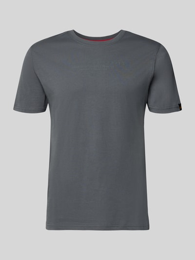 Produktfoto, T-Shirt aus Baumwolle von Alpha Industries, szary kolor, prosty krój, okrągły dekolt, detale z logo, długość tyłu w rozmiarze M: 68 cm