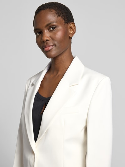 Frauenmodel trägt Blazer aus Woll-Mix mit Brusttasche von Victoria Beckham in Weiß, taillierte Passform, Nahaufnahme Oberkörper.