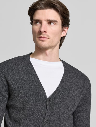 Männermodel trägt dunkelgraue Strickjacke mit Knopfleiste Modell 'KARL' von Casual Friday, Baumwoll-Mix, Nahaufnahme Oberkörper.