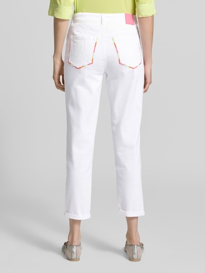 Frauenmodel trägt Relaxed Fit Jeans mit Stitchings von Marc Cain aus Baumwoll-Elasthan-Mix, weiße Farbe, Umschlag, Eingrifftaschen, Ganzkörperansicht Rückansicht.