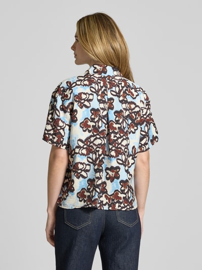 Frauenmodel trägt Regular Fit Bluse im Allover-Look von JAKE*S STUDIO WOMAN aus Viskose-Mix mit Hemdblusenkragen, Knopfleiste und 1/2-Arm, Rückenlänge bei Größe 36: 60 cm, Ärmellänge 21 cm, Muster in Braun und Blau, Struktur leicht texturiert, Ganzkörperansicht Rückansicht.