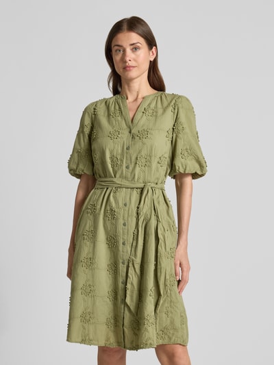 Vrouwenmodel draagt Regular Fit tuniekjurk met ballonmouwen van s.Oliver RED LABEL, look: effen, puur katoen, knielang, V-hals, knoopsluiting, textielriem, plooien, 3d-borduursel, recht zoom, Ganzkörperansicht van voren.