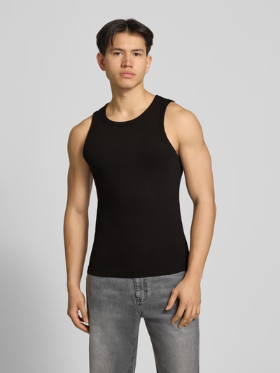Męski model nosi Tanktop mit Logo-Stitching Modell 'The Embroidery' von PROHIBITED, czarny, bawełniany, krój slim fit, okrągły dekolt, drobny ściągacz, długość pleców w rozmiarze M: 56 cm, widok całej sylwetki z przodu