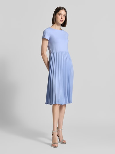 Frauenmodel trägt Midikleid in Plissee-Optik von Christian Berg Woman Selection in Hellblau, Elastischer-Material-Mix, Tailliert, Rundhalsausschnitt, Kurzärmelig, Rückenlänge 108 cm, Brustweite 42 cm, Ärmellänge 15 cm, Ganzkörperansicht von vorne.