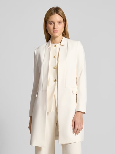 Vrouwenmodel draagt Blazer in Überlänge van Jake*s Collection in crème met materiaalmix met viscose, regular fit, opstaande kraag, klepzakken, extra lang, vooraanzicht half tot dij, Nahaufnahme Oberkörper.