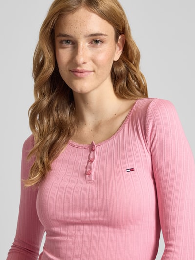 Tommy Jeans Longsleeve Henley-Shirt mit Rippstruktur Pink 3