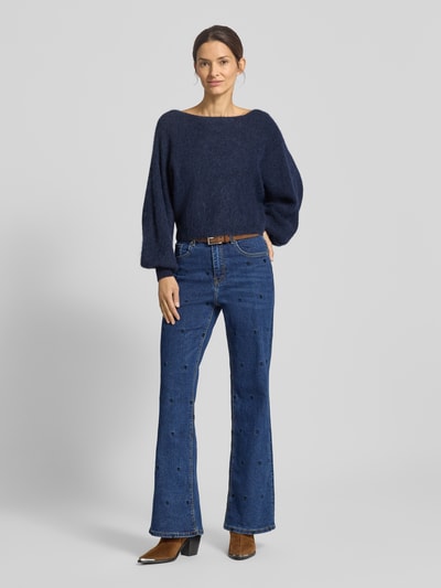 Vrouwenmodel draagt Straight Fit Jeans im 5-Pocket-Design van miss goodlife, denimblauw, katoenmix met stretch, geborduurd, vooraanzicht hele lichaam