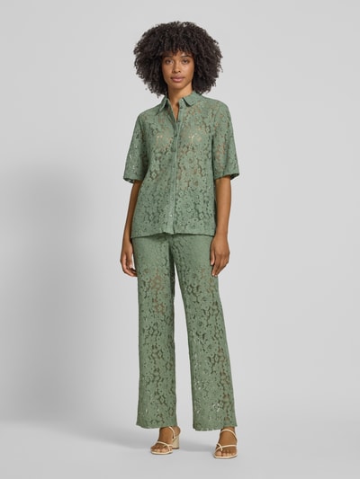 Frauenmodel trägt Regular Fit Bluse aus Baumwoll-Mix Modell 'HONEY' von Vero Moda, Optik: Unifarben, Allover-Muster, Ganzkörperansicht von vorne.