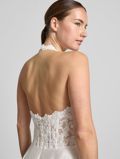 Kobiece model prezentuje Brautkleid mit floralem Stitching von Mascara, biały kolor, taliowany krój, dekolt w serek, wiązanie na szyi, szerokość w rozmiarze 36: 39 cm, długość tyłu 129 cm, kwiatowy haft, detal koronkowy, widok z tyłu, zbliżenie na górną część pleców.