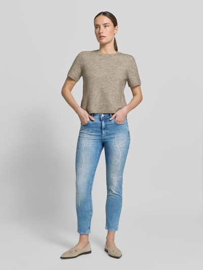 Frauenmodel trägt Slim-Fit Jeans mit Strasssteinbesatz Modell 'Ornella Beauty' von Angels, hellblau, Baumwoll-Mix, 5-Pocket-Design, Knopf-Reißverschluss, Körpernaher-Schnitt, Ganzkörperansicht von vorne.