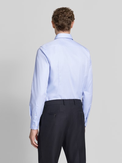 Männermodel trägt hellblaues Slim-Fit Businesshemd aus Baumwolle Modell 'H-HANK-SP-B1' von BOSS, Herren Businesshemd, Ganzkörperansicht Rückansicht.