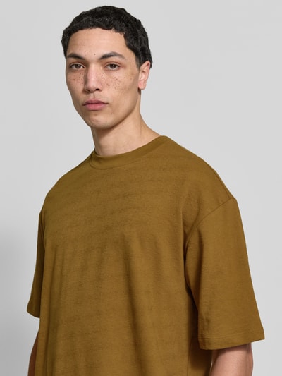 Männermodel trägt T-Shirt mit Rundhalsausschnitt Modell 'KAISER' von Blend, reine Baumwolle, relaxed Fit, senfgelb, Nahaufnahme Oberkörper