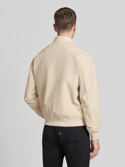 Männermodel trägt Bomberjacke mit Stehkragen Modell 'BLAASPEN' von Jack & Jones Premium in Beige, Material-Mix mit Stretch-Anteil, Lockerer-Schnitt, elastische Abschlüsse, Rückansicht Ganzkörperansicht.