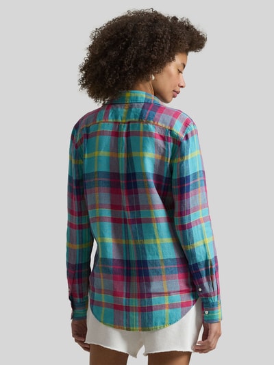 Männermodel trägt Regular Fit Hemdbluse aus reinem Leinen von Polo Ralph Lauren, kolorowa kraciasta tkanina, logo, krój regular fit, widok całej sylwetki z tyłu.
