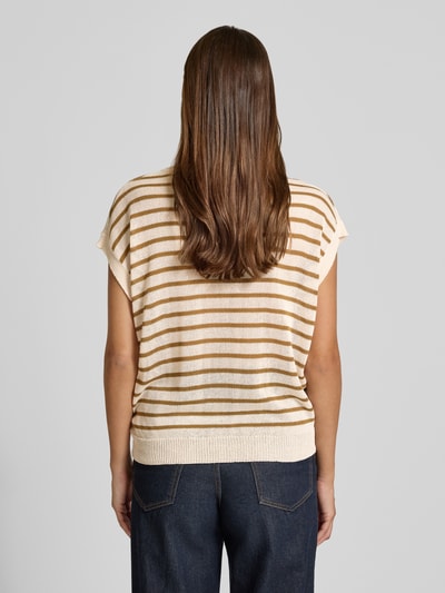 Frauenmodel trägt Strickshirt mit Rundhalsausschnitt Modell 'LUANNA' von Soyaconcept im Allover-Look, Material-Mix mit Leinen-Anteil, Regular-Fit, Rückenlänge bei Größe S 60 cm, Ärmellänge bei Größe S 4 cm, Streifen in Beige-Braun, ganzkörperansicht Rückansicht.