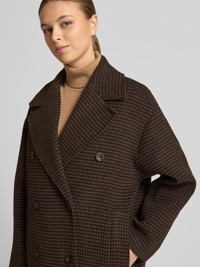 Frauenmodel trägt Mantel mit Reverskragen von Mango im braunen Hahnentritt, Viskose-Lanawoll-Mix, Regular-Fit, Knopfverschluss, Eingrifftaschen, Nahaufnahme Oberkörper.