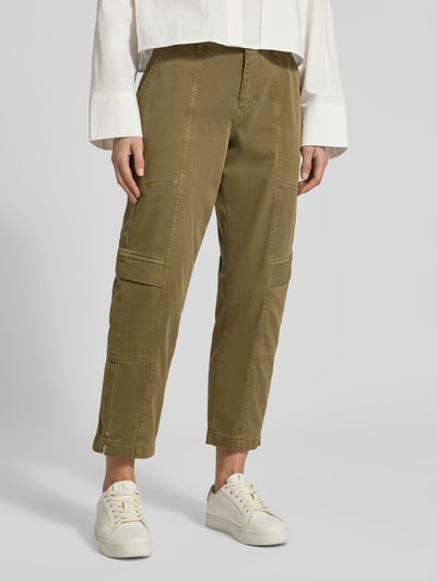 Modelka nosi Spodnie cargo Straight Fit Cargohose aus Baumwoll-Mix Modell 'Ruby 2.0' von MAC, mieszanka bawełny i elastanu, ozdobne szwy, kieszenie z przodu, cargo i z tyłu, zapięcie na guzik i zamek błyskawiczny, szerokość w rozmiarze 36: 41 cm, długość wewnętrzna nogawki w rozmiarze 36: 69 cm, widok całej sylwetki z przodu.