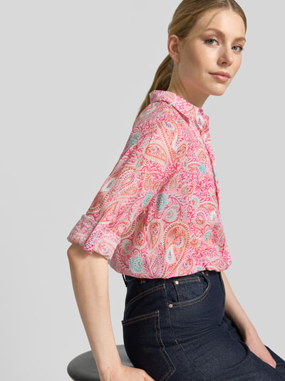 Modelka kobieca nosi Regular Fit Bluse im Allover-Look von Milano Italy z bawełny, kołnierzyk koszulowy, listwa guzikowa, długość tyłu 74 cm, długość rękawów 60 cm, wzór na całej powierzchni, widok na górną część ciała z przodu