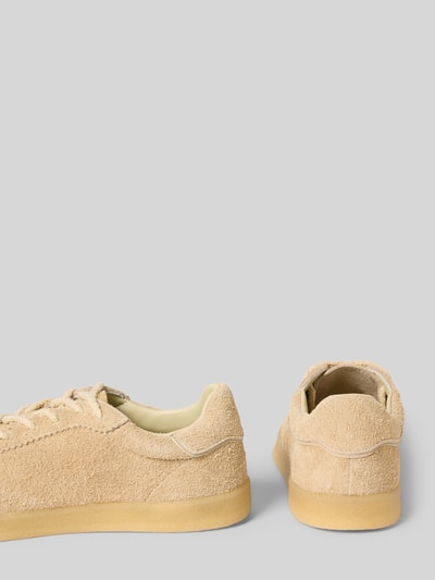 Produktfoto, Sneaker mit Label-Detail Modell 'AURORA01' von Blauer USA in beigem Rauleder mit abgerundeter Form und strukturierter Sohle