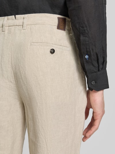 Männermodel trägt Leinenhose mit französischen Eingrifftaschen von g1920, Reines Leinen, Straight Fit, Detailaufnahme Gesäßleistentaschen